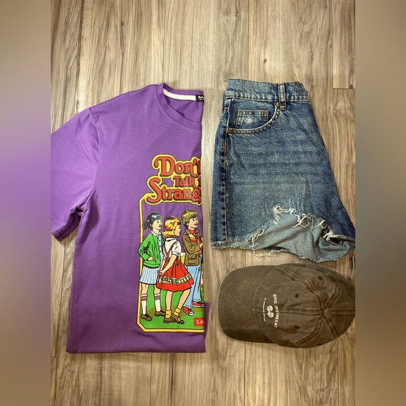 Stranger danger graphic T shirt with a 90’s inspired print - Picture 1 of 4